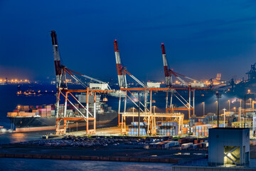 Fototapeta na wymiar 夜の川崎工業地帯と港の巨大なクレーン