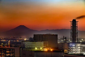 夕暮れの川崎工業地帯と遠くに見える富士山