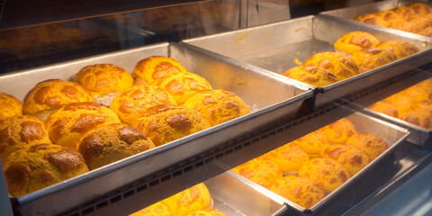 Freshly baked pineapple buns in cafe window display, Hong Kong　焼きたての菠蘿包（香港のパイナップルパン）