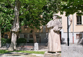 Escultura al doctor medieval siglo XVI Andres de Laguna en la ciudad de Segovia, España