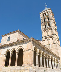 Obraz premium Iglesia de san esteban de arquitectura románica siglo XII en la ciudad de Segovia, España