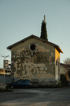 Rudere della vecchia casa cantoniera della stazione del treno di Marcellina. Lazio, Italia.