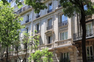 Fototapeta na wymiar Immeuble parisien typique, vu de l'extérieur, ville de Paris, France