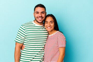 Naklejka premium Young mixed race couple isolated on blue background