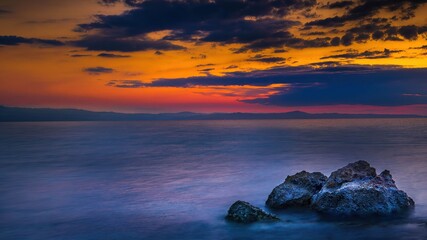 Skały na wybrzeżu morza Adriatyckiego w Grecji o wschodzie słońca - obrazy, fototapety, plakaty