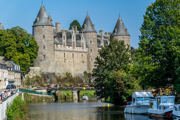 Josselin, cité de caractère et village fleuri, baigné par la rivière l'Oust, se situe dans la Morbihan en Bretagne.