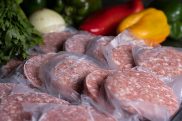 Hamburguesas de carne con vegetales. Concepto de comida tradicional. 