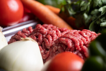 Carne picada o molida con verduras. Concepto de comida tradicional. 