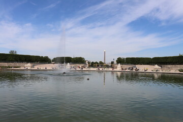 Fototapeta premium Le lac du jardin des Tuileries, avec l'obélisque de Louxor en arrière plan, ville de Paris, France