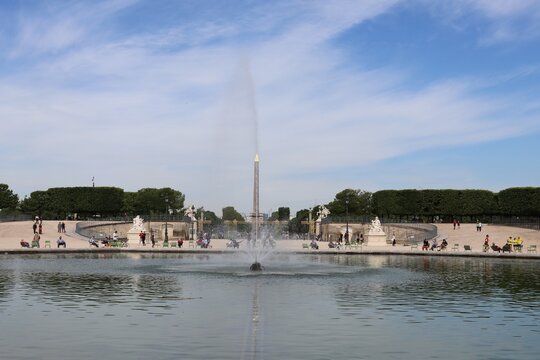 Le lac du jardin des Tuileries, avec l'ob&eacute;lisque de Louxor en arri&egrave;re plan, ville de Paris, France