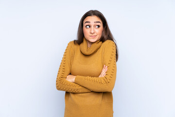 Obraz premium Young caucasian woman isolated on blue background making doubts gesture while lifting the shoulders