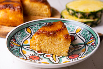 Inverted pineapple cake with sponge cake and caramel.