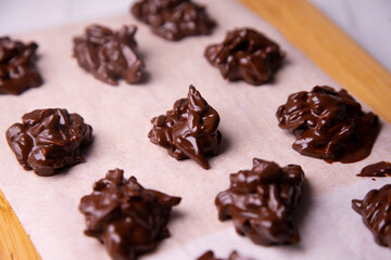 Chocolate rocks made with almonds and caramel.