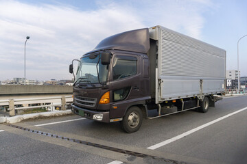 Obraz na płótnie Canvas 陸橋に通過する箱トラック　輸送トラック