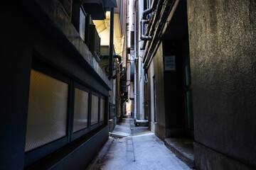 東京都 秋葉原、ビルの合間の路地裏