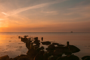 Buhne am Meer mit Fischerboot.