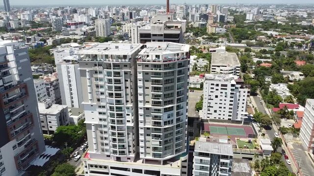 Santo domingo, rep&uacute;blica dominicana - 29 de mayo de 2021- Vista panor&aacute;mica a&eacute;rea de la ciudad de Santo Domingo con increibles edificios de apartamentos