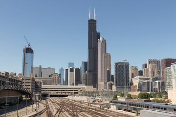 Obraz premium Chicago downtown skyline from the Railyard on a sunny day.