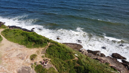 ondas quebrando em pedras no mar