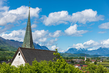 Fototapeta na wymiar Blick auf die Pfarrkirche von Rattenberg, Tirol