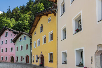 Fototapeta na wymiar Gasse mit bunten Fassaden in Rattenberg, Tirol