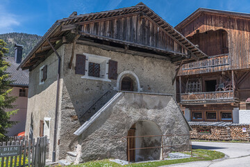 Obraz premium Historischer Getreidespeicher und Bauernhof in Osttirol