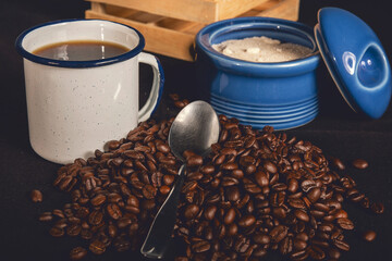 Café listo para disfrutar y granos de café