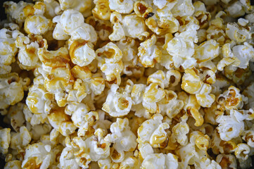 Sweet popcorn made with sugar cane caramel. This ingredient uses to be healthier than the white sugar.