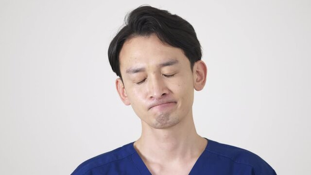 首を横に振る医者
