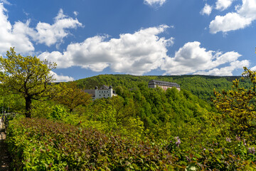 Schloss Schwarzburg inmitten von Wäldern und Hügeln