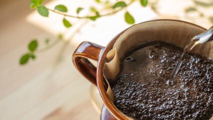 自宅でドリップコーヒー。コーヒーポットでお湯を注ぐ。