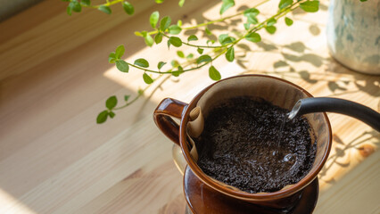 自宅でドリップコーヒー。コーヒーポットでお湯を注ぐ。