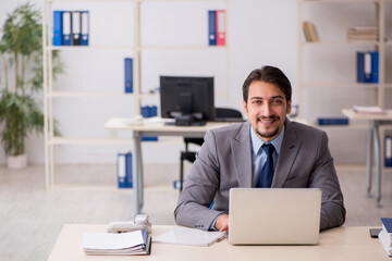 Obraz premium Young male employee working in the office