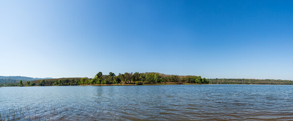 The atmosphere of the river has clear water, clear sky.