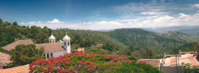 capilla católica entre las montañas en un pueblo