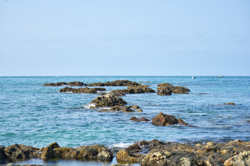 Fototapeta na wymiar Arrecife con mar azul profundo
