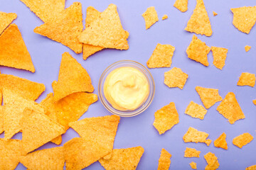 Naklejka premium Tasty nachos with sauce on color background