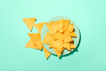 Naklejka premium Plate with tasty nachos on color background