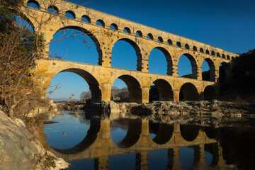 Blick auf den Pont du Gard, den höchsten römischen Aquädukt, der bis heute erhalten ist, Frankreich