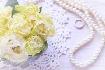 結婚をイメージした花とパールのネックレスと指輪のイメージ背景素材