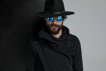 dramatic gypsy man with black hat and sunglasses posing - obrazy, fototapety, plakaty