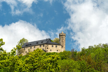 Fototapeta na wymiar Burg Greifenstein thront über Bad Blankenburg