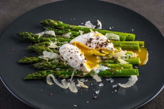 Asparagus with poached egg and parmesan