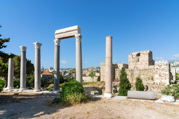 Fototapeta premium Roman colonnade and Byblos citadel, Crusader castle, Jbeil, Lebanon