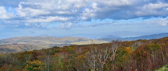 峠の展望台から見おろす洞爺湖と紅葉のパノラマ情景＠北海道