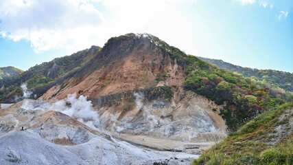 荒涼とした登別地獄谷と吹き上げる水蒸気の情景＠北海道