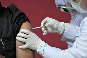 Medical personnel are injecting the vaccine into vaccine recipients
