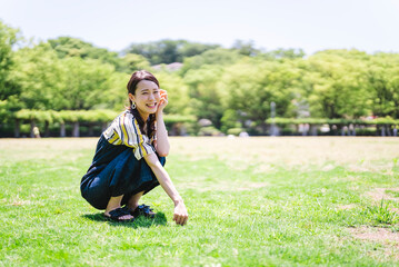 自然のある公園にいる女性