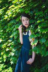 自然の多い公園にいる女性