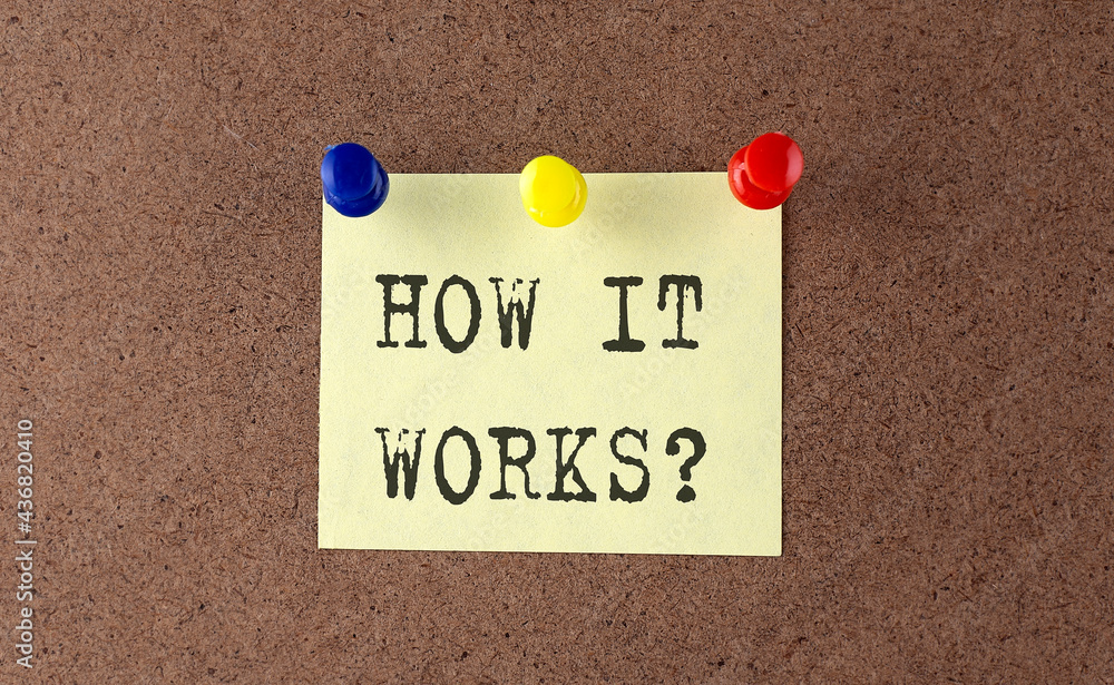Aufkleber how it works text written on message board. memo
